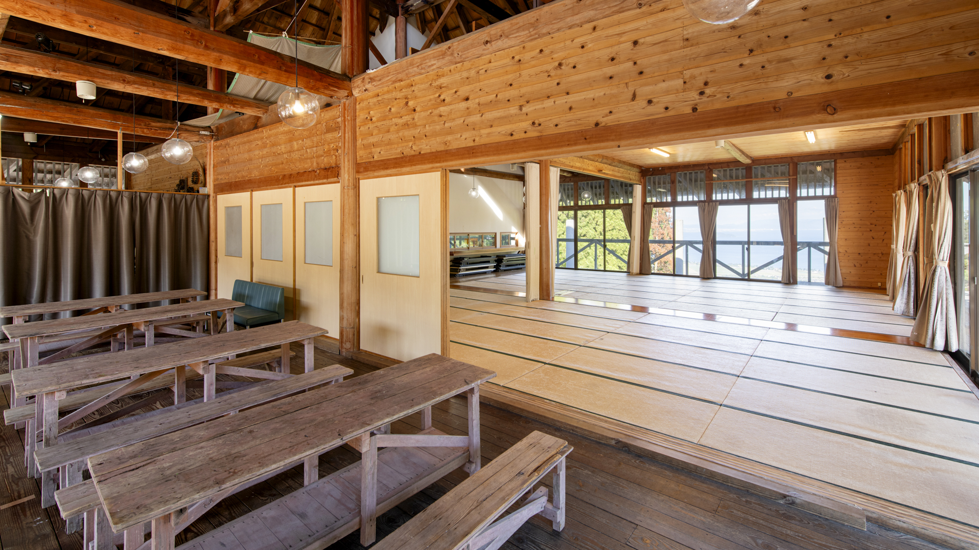 *【みのりの館】多目的にご利用いただける55畳の大広間。大きな窓からは琵琶湖を望むレイクビュー。