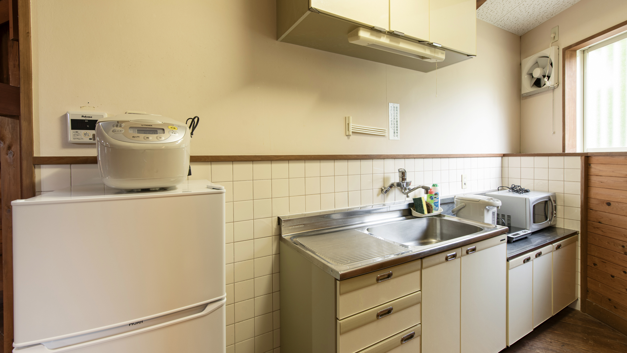 *【ファミリーコテージ一例】キッチンには炊飯器や調理道具付き！調味料や紙皿は受付棟でもご購入可能です