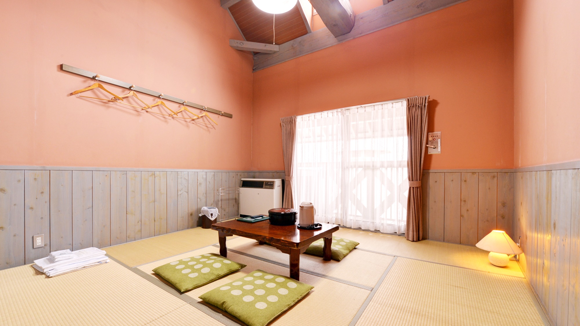 *【森の交流館和室一例】平成25年4月にリニューアル！琵琶湖を眺める京間8畳のお部屋です。