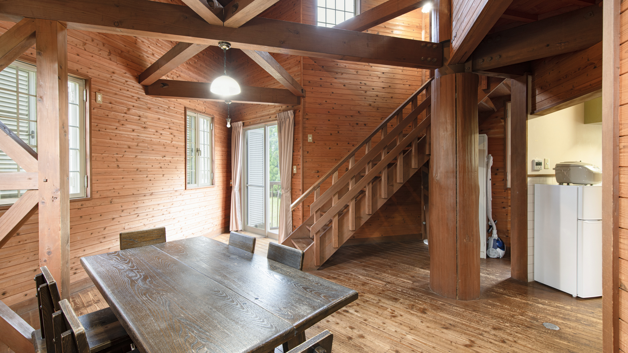 *【ファミリーコテージ一例】天井高く開放的な雰囲気。気軽にアウトドアを楽しみたい方におすすめです。