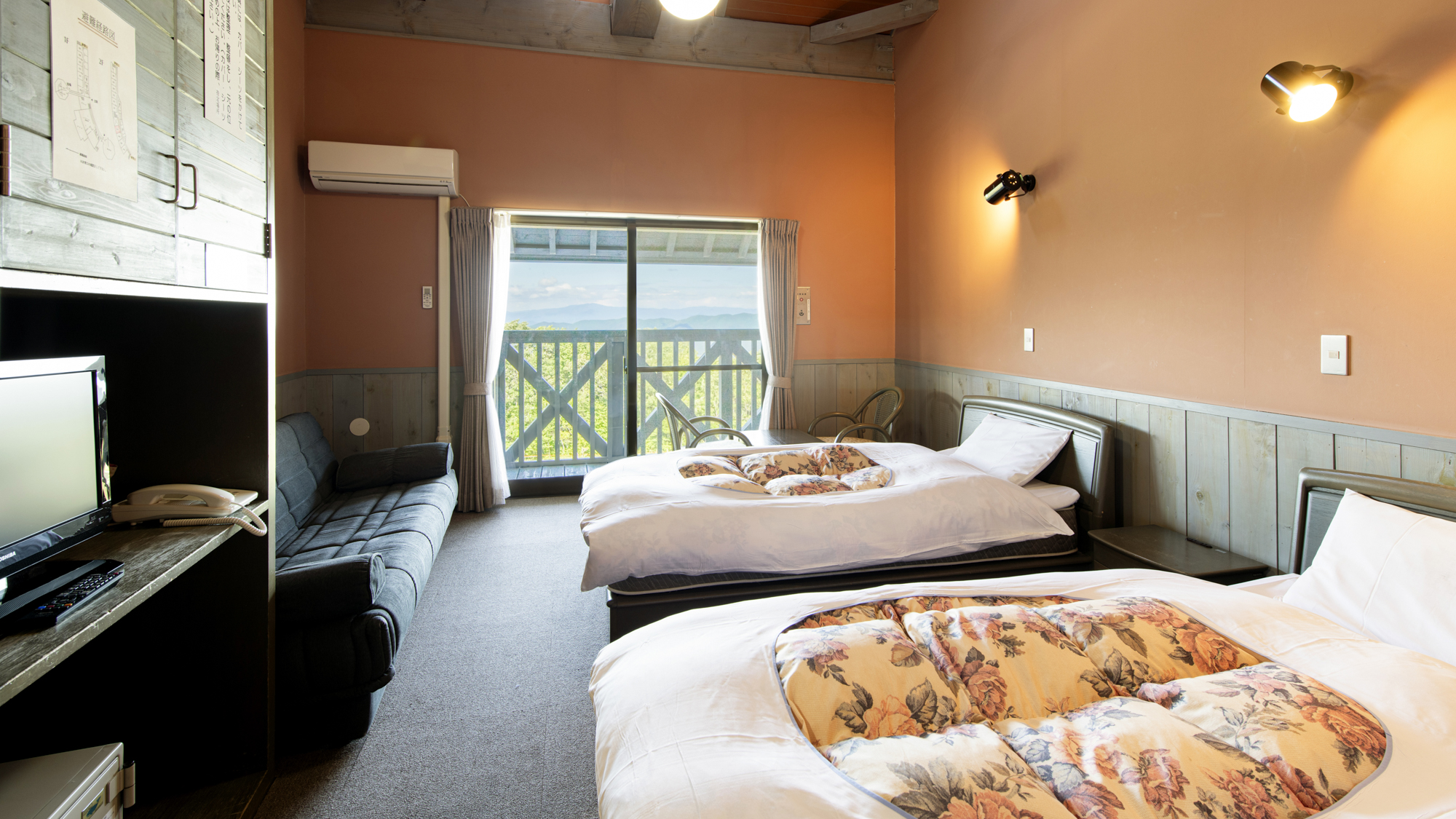 *【森の交流館（ツイン一例）】天井が高く開放的な空間にベッドを配した客室です。