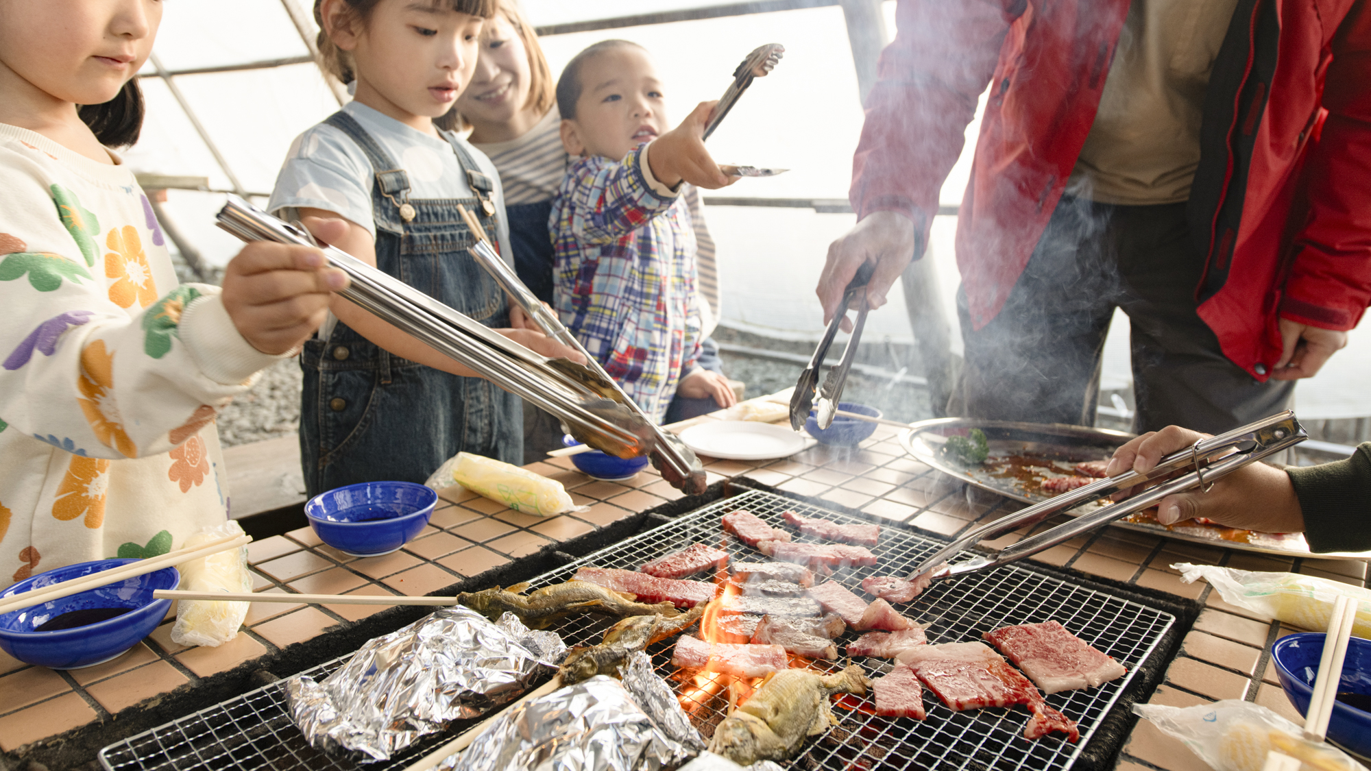 *【BBQ】長いトングがあるので子供たちもお手伝い♪