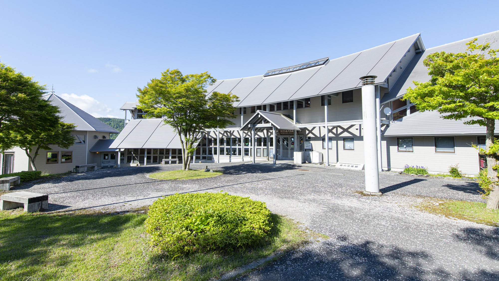 *【森の交流館】和室や洋室を兼ね備えた宿泊棟です。大浴場やレストランもこちらにございます。