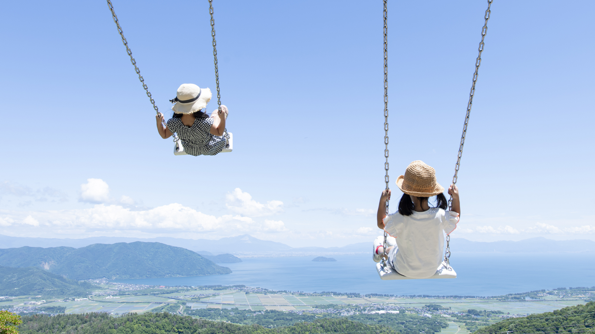 *【絶景ブランコ】下から上目にカメラを構えると空に飛びだしていきそうな映え写真が撮れます！