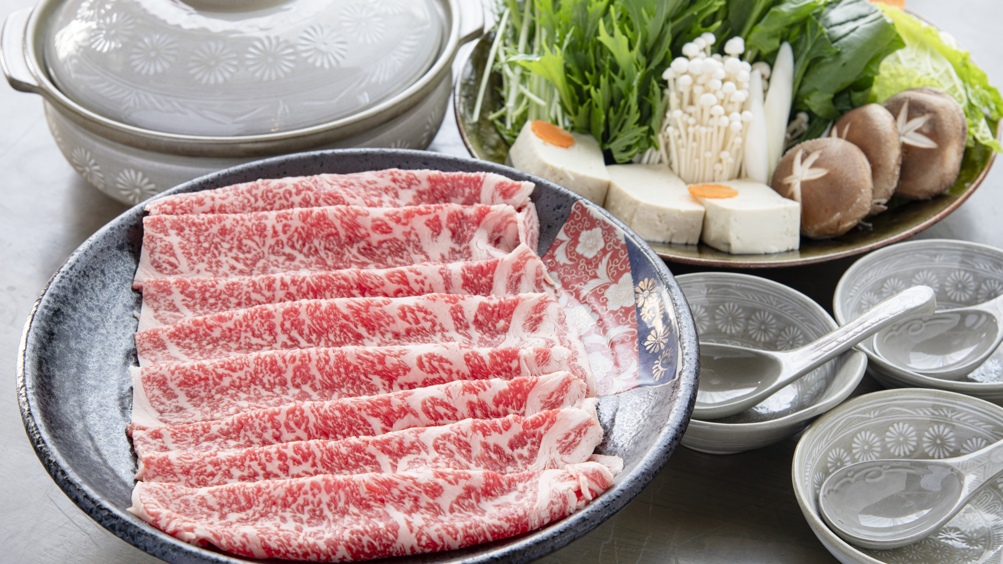 *【国産牛しゃぶしゃぶコース一例】素材本来の美味しさが味わえます♪お肉の旨味と新鮮野菜を一緒にどうぞ