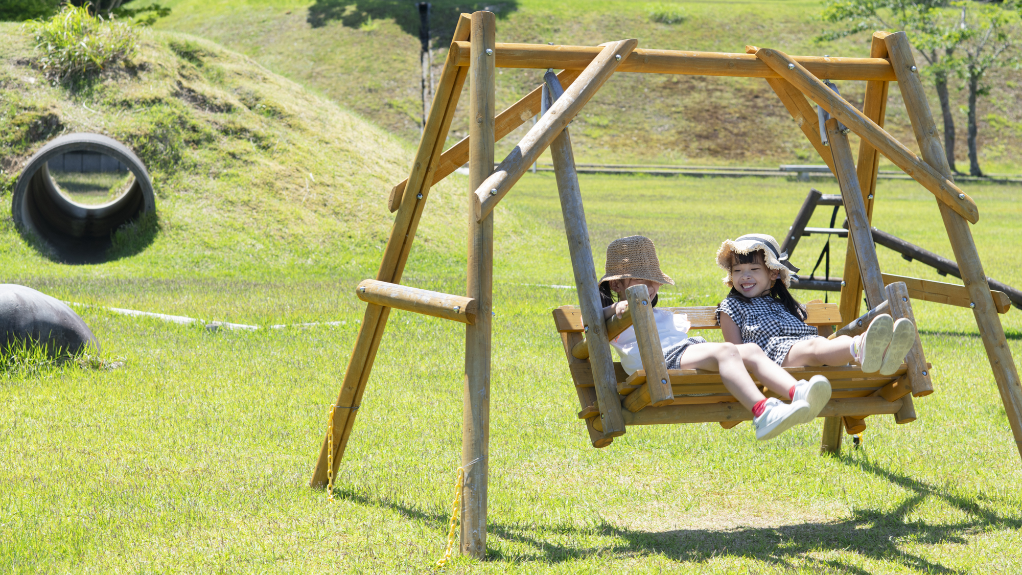 *パターゴルフ場の近くに小さな子も遊べる木のブランコなどもございます。