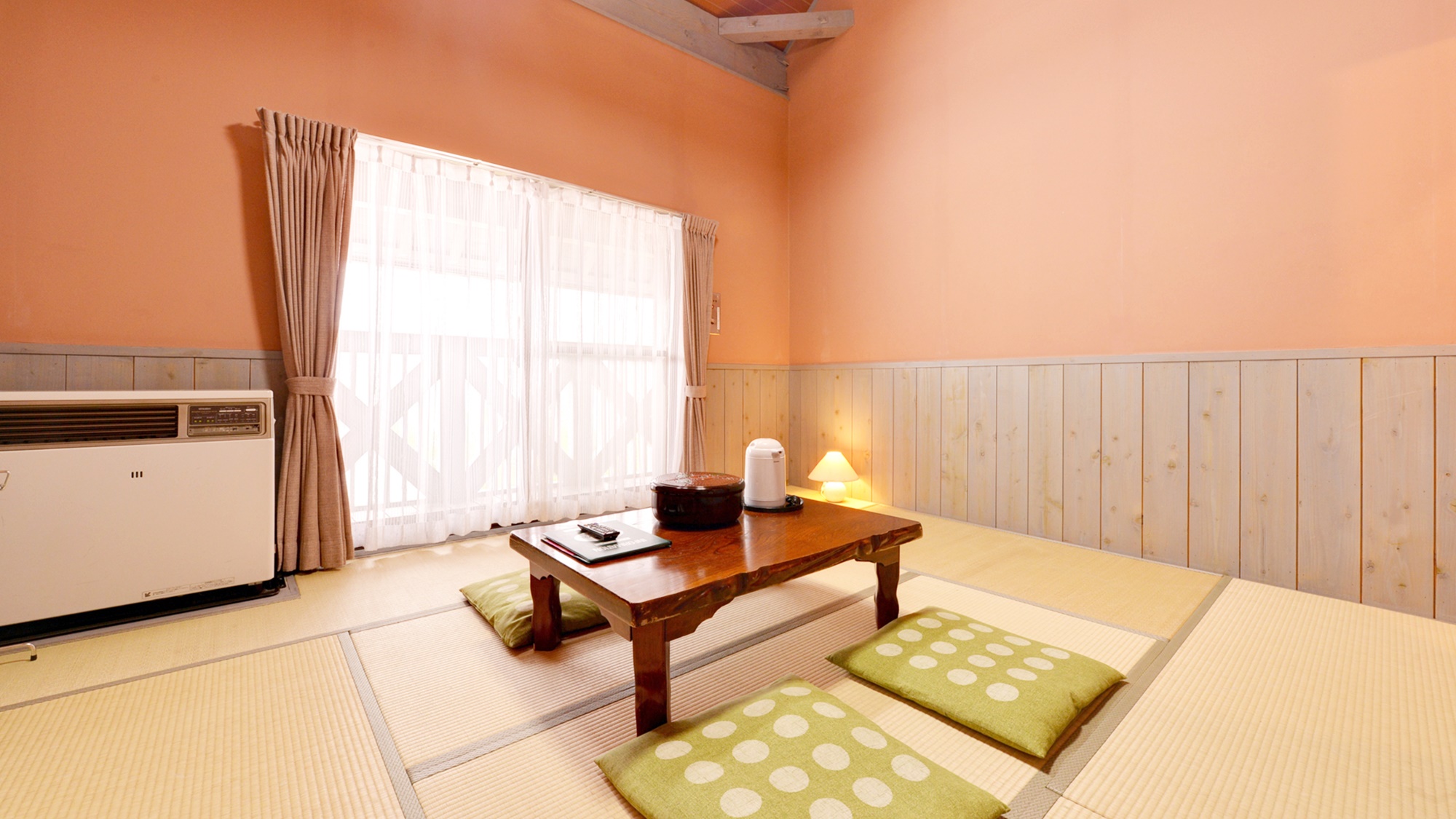 *【森の交流館和室一例】平成25年4月にリニューアル！琵琶湖を眺める京間8畳のお部屋です。