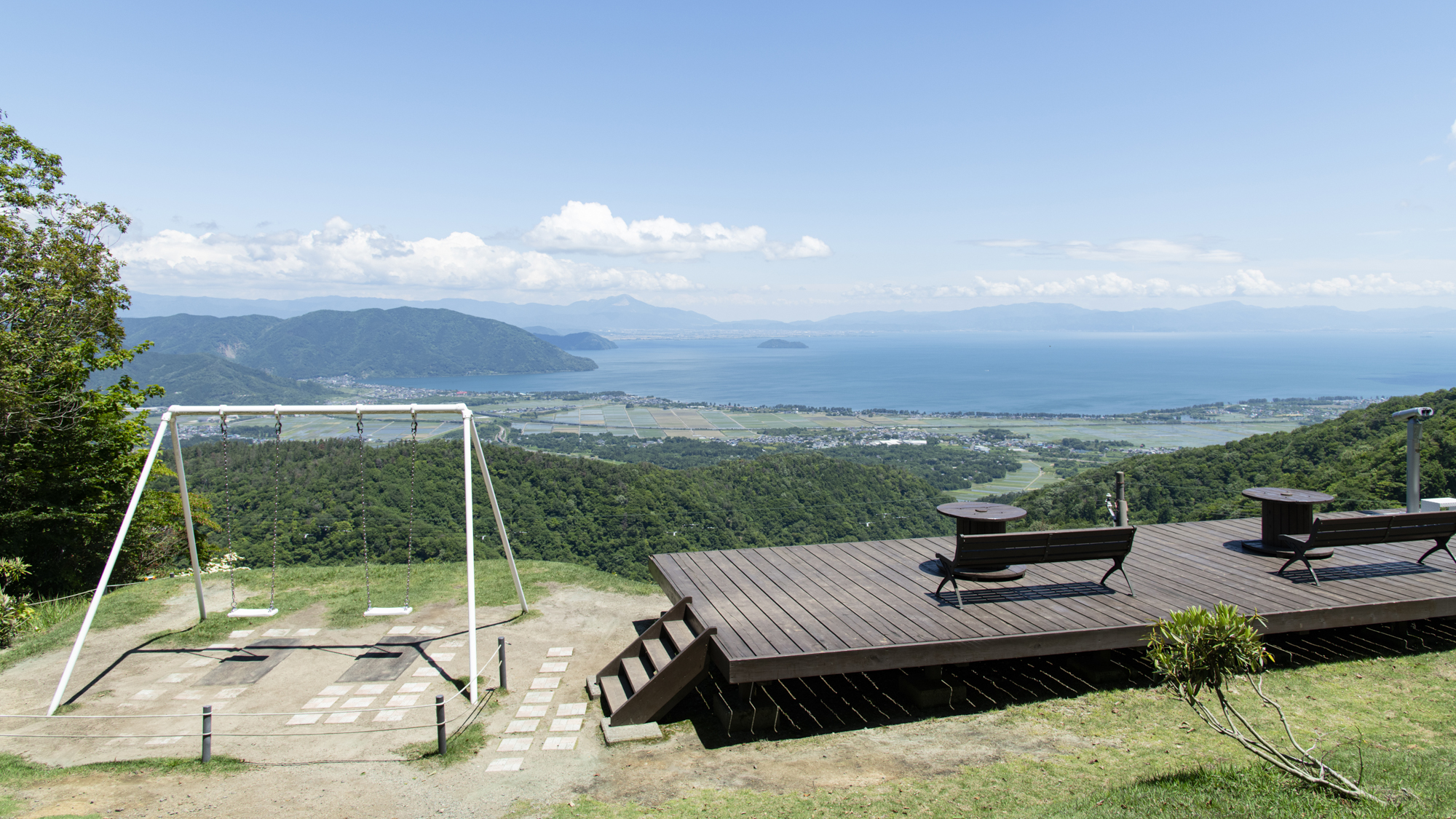 *絶叫ブランコと展望台。標高550Mにあるので、琵琶湖を見下ろす絶景がご覧いただけます。