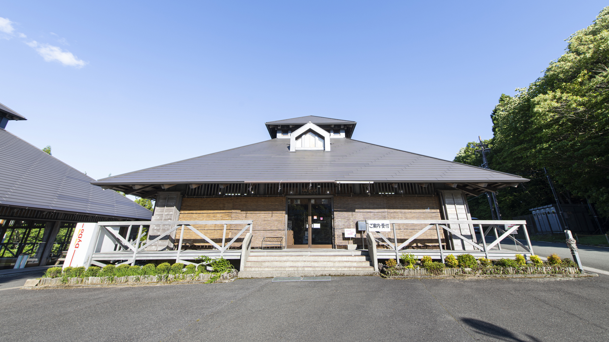 *【受付棟】駐車場に車を停め、一旦こちらで受付をお願いいたします。レンタル品・販売品などもございます