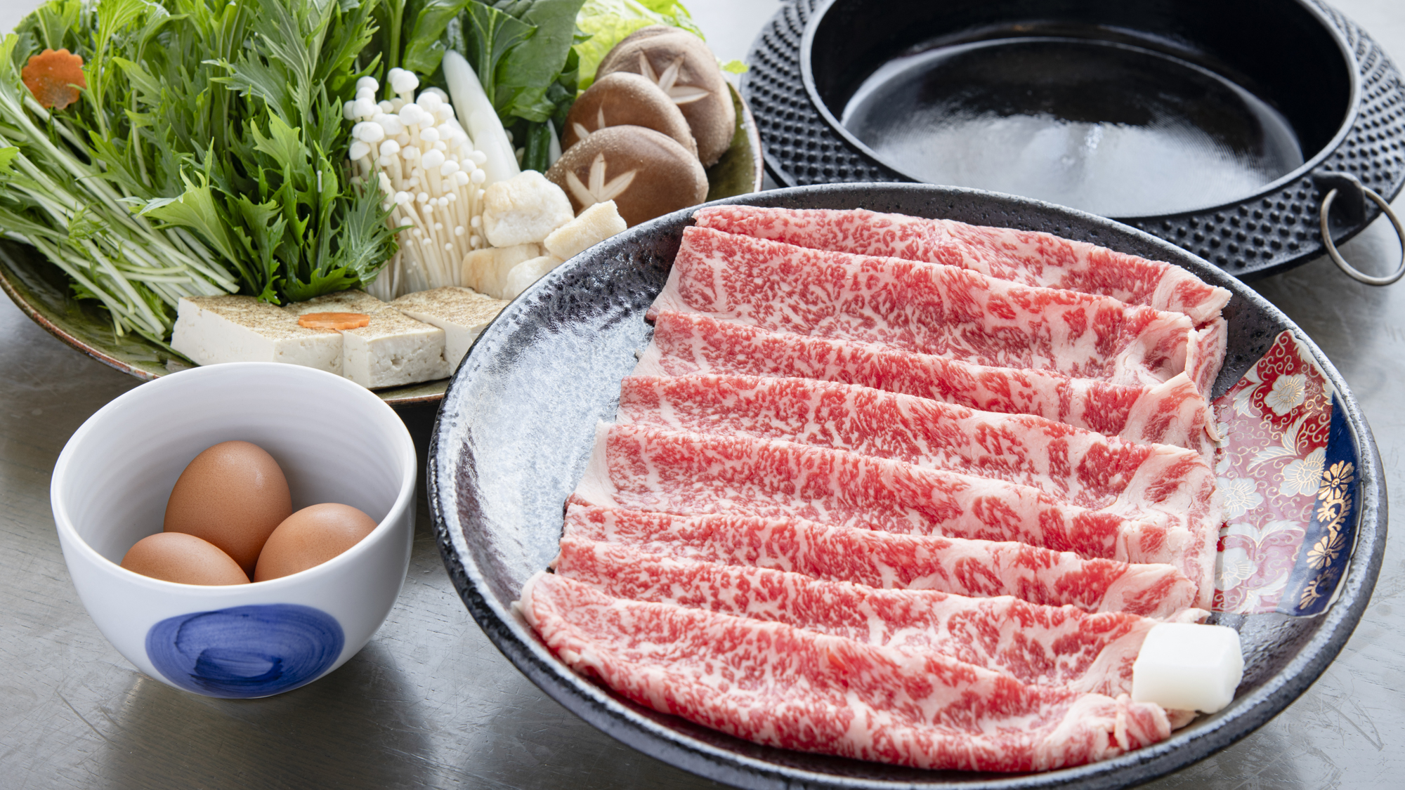 *【国産牛すきやき一例】肉の旨味と甘じょっぱいタレが絶妙に絡み、口の中でとろけるような美味しさ！