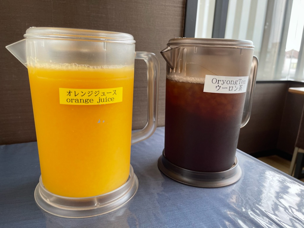 【朝食無料サービス】オレンジジュース&烏龍茶のコールドドリンクもご用意。