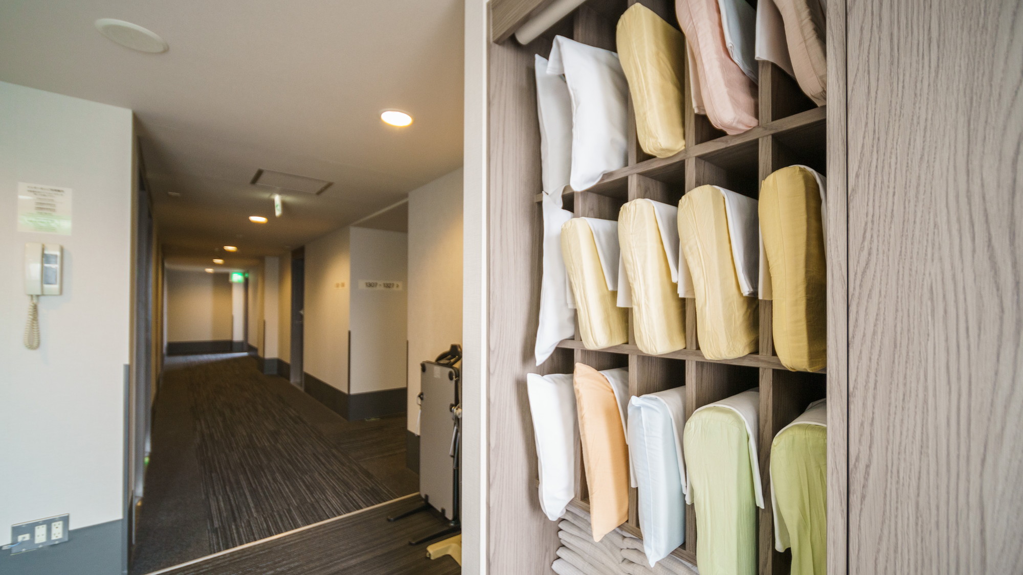 各階エレベーターフロアに枕棚がございます
