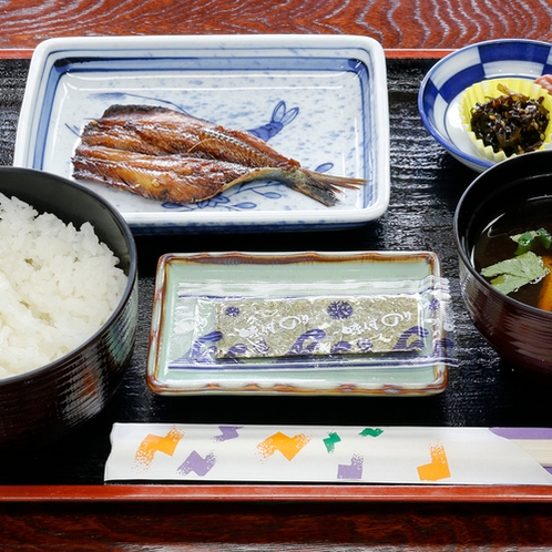 焼き魚を味わう和朝食／例