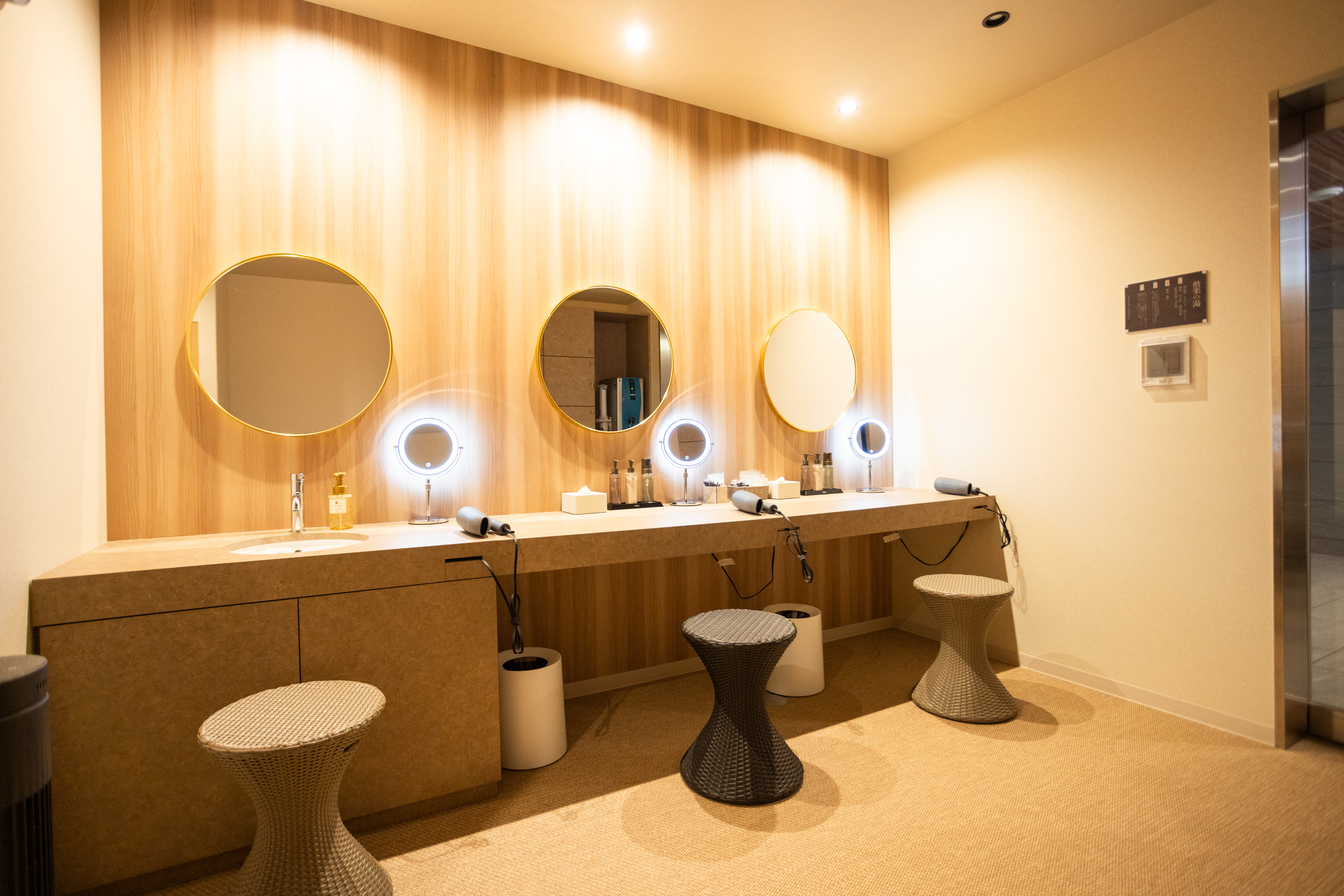 脱衣所　清潔に保たれた空間が大浴場への期待が高まります。