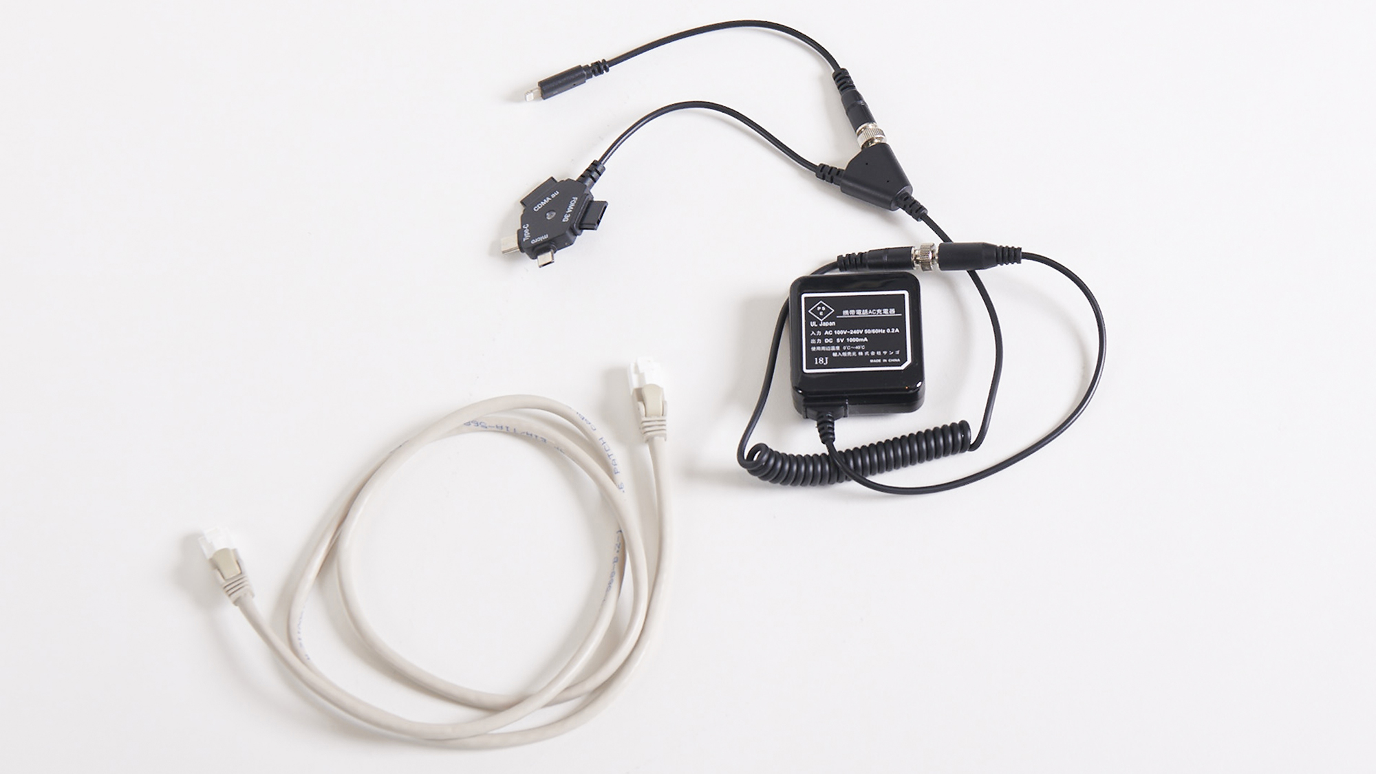 【全室完備】充電器・LANケーブル(充電器はデスク引き出し布袋にあり)