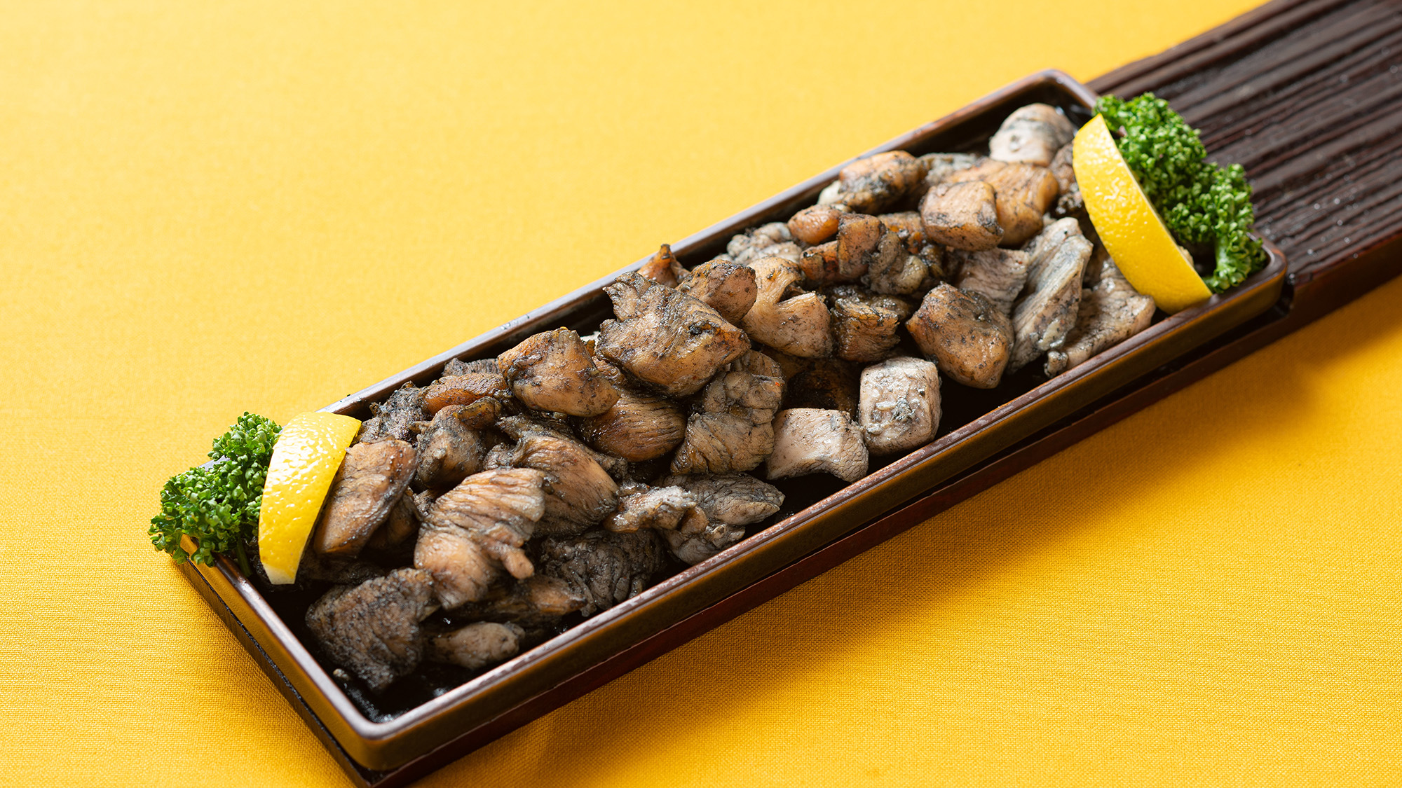 てりやき炭火焼 地鶏を塩胡椒で味をつけ、炭火で焼き上げた一品。お子様も食べやすいてりやき味を採用。