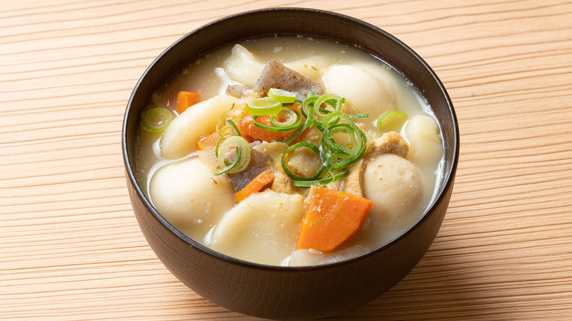 だご汁　九州おなじみの味噌汁。小麦粉と水をこねた”だご”が入った味噌汁。味噌は都城早川味噌を使用！