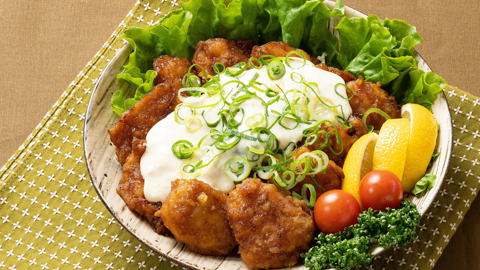 チキン南蛮　甘酢をチキンにつけて、タルタルソースをつけるのが宮崎流！深い味わいに仕上がっています！
