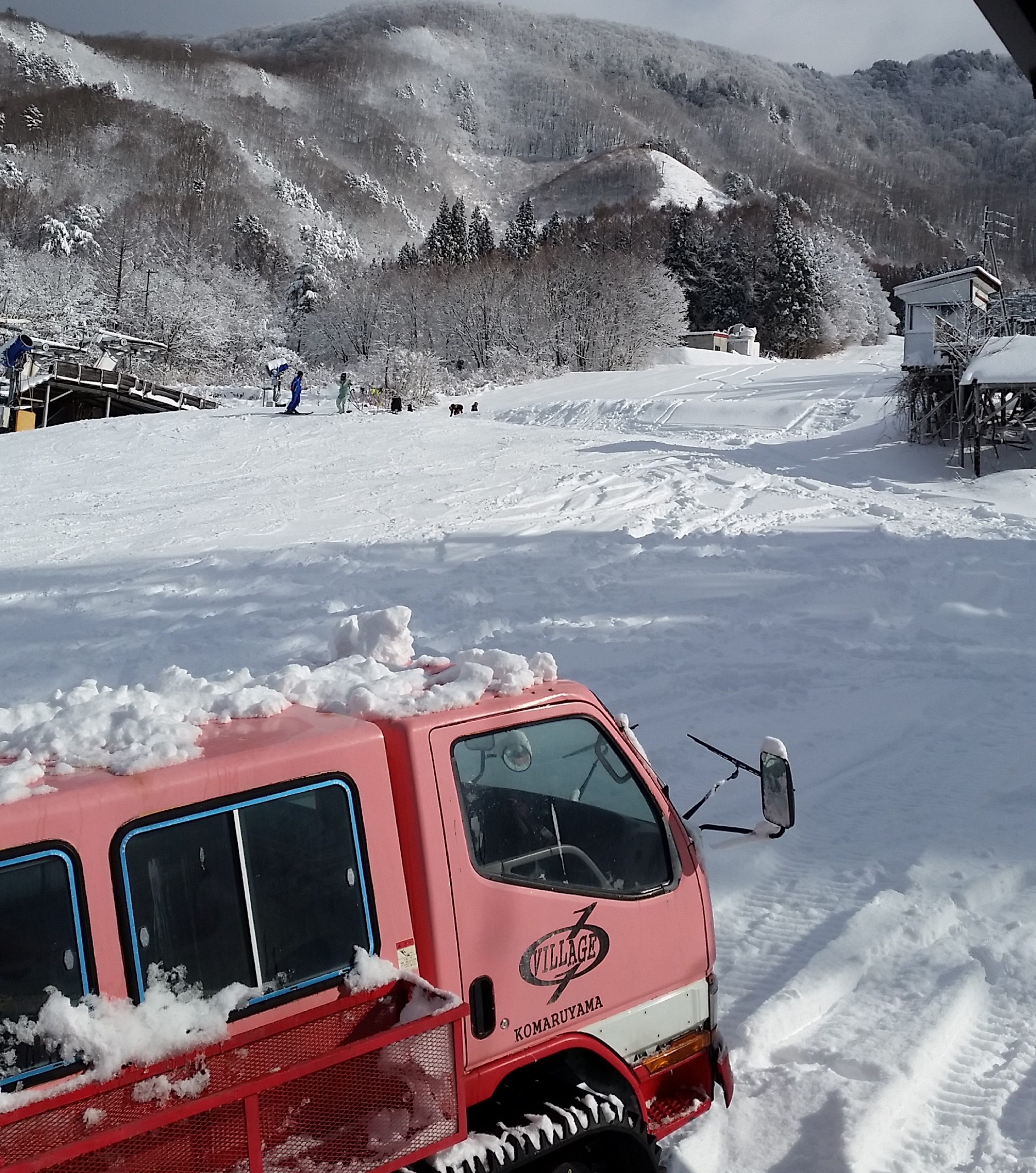 当館は、ゲレンデにあるピンクの雪上車が目印です。