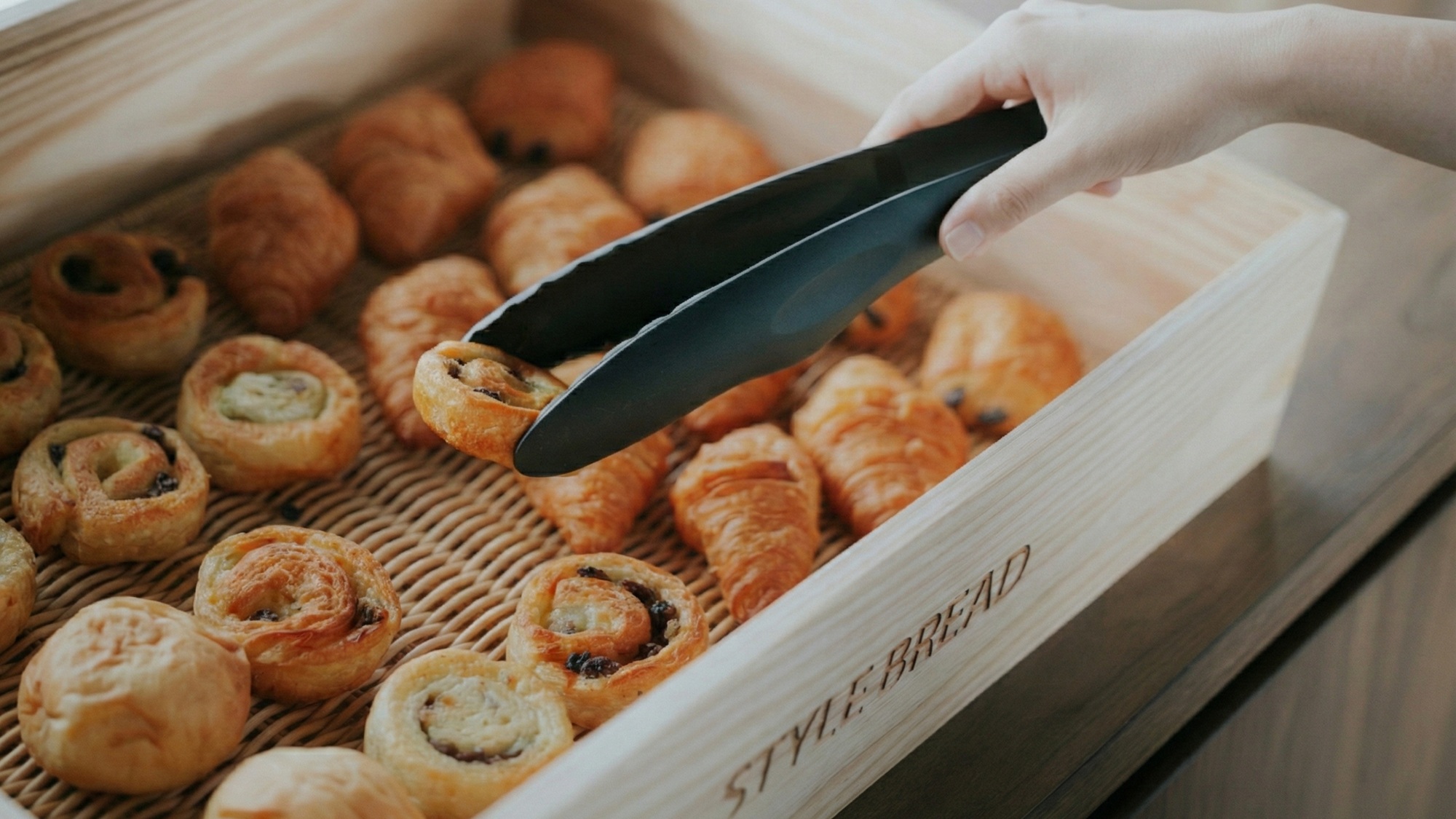 【軽朝食パンサービス】選び抜いた素朴な味の「天然酵母パン」お好きなものをご自由に。