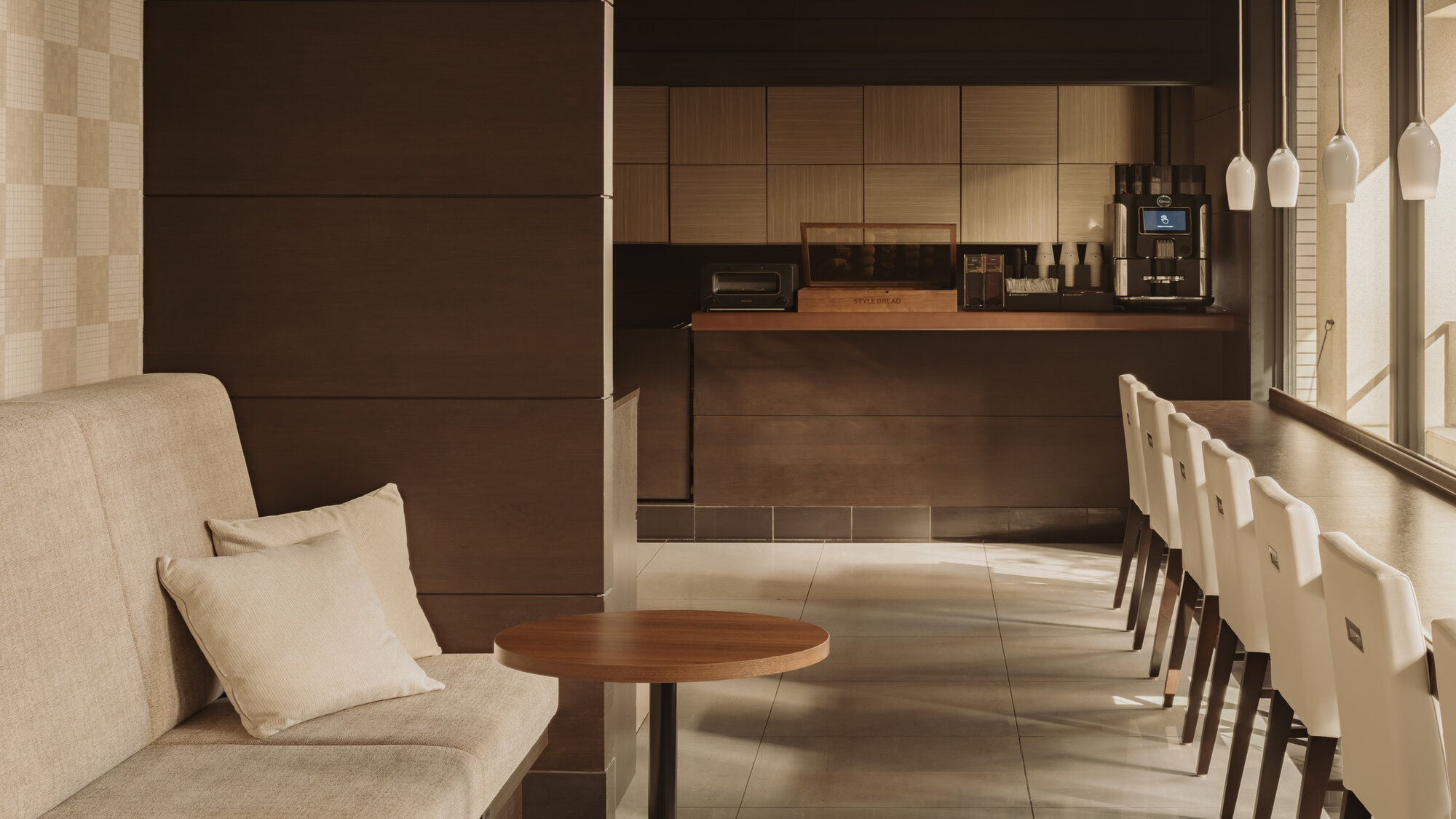 【ラウンジ】朝日が入るラウンジにて軽朝食パンサービスをお召し上がりいただけます。