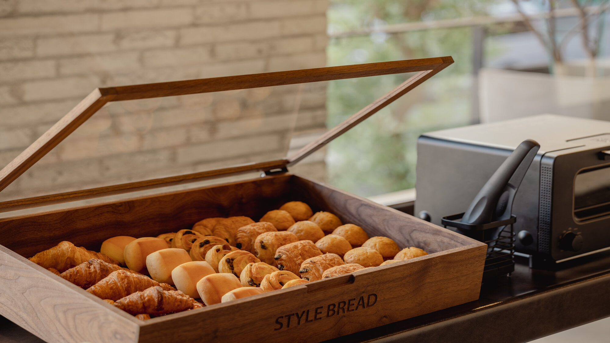 【軽朝食パンサービス】選び抜いた素朴な味の「天然酵母パン」コーヒーとともにラウンジでゆったりと。