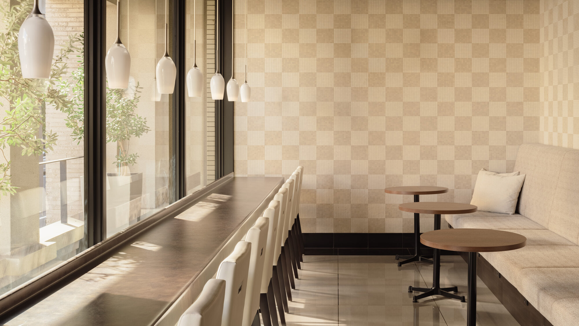 【ラウンジ】朝日が入るラウンジにて軽朝食パンサービスをお召し上がりいただけます。