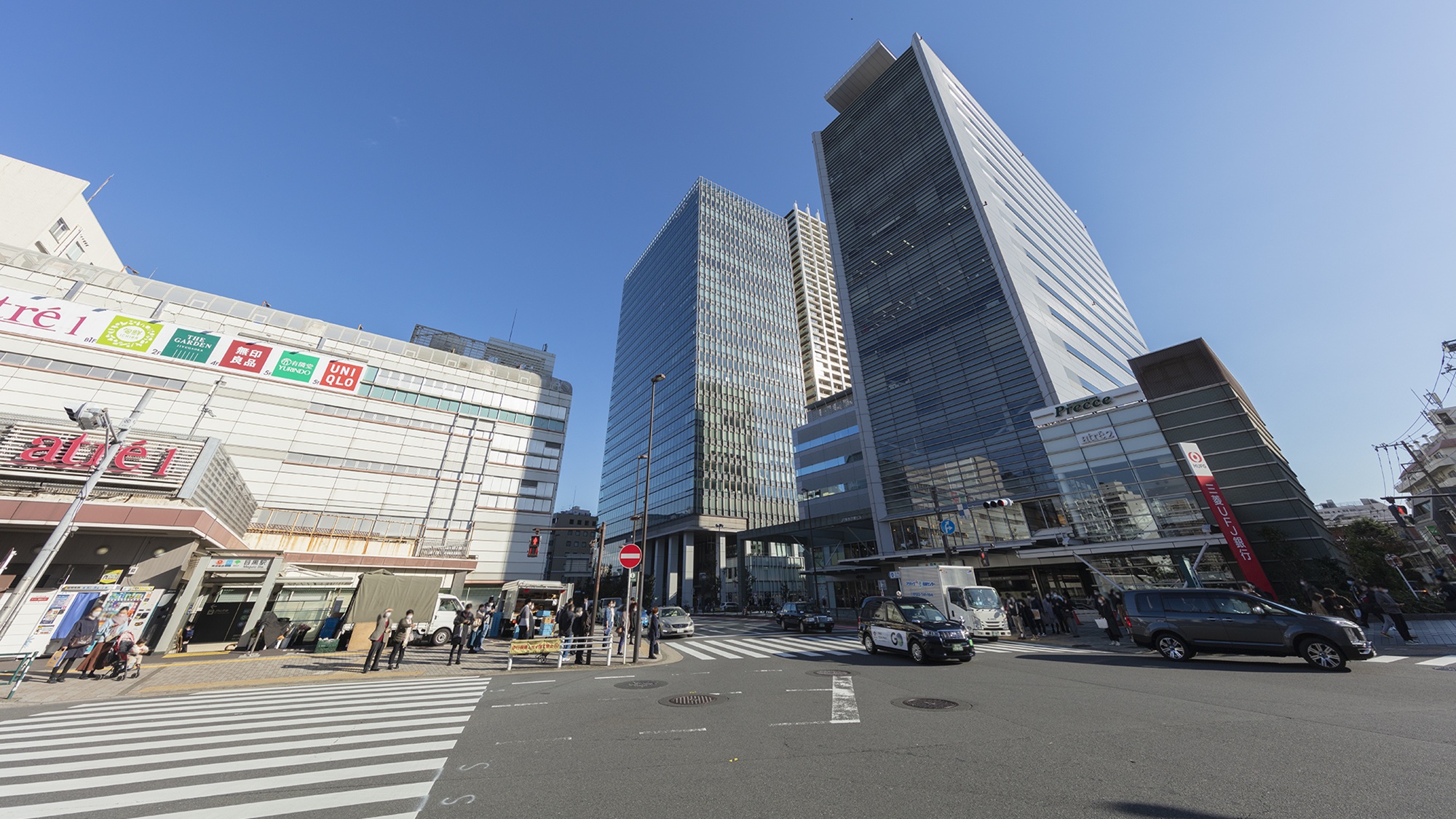 【JR山手線「目黒駅」西口】ホテルまでは徒歩3分、買い物にも便利な立地。