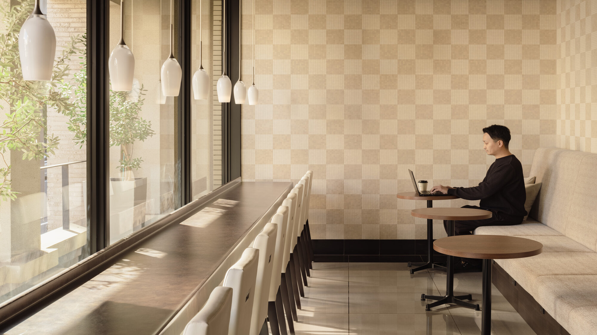 【ラウンジ】朝日が入るラウンジにて軽朝食パンサービスをお召し上がりいただけます。