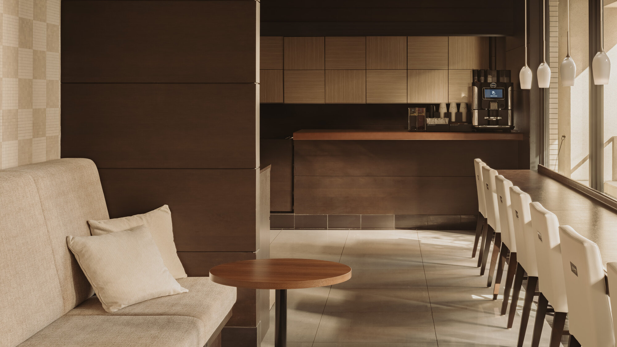 【ラウンジ】朝日が入るラウンジにて軽朝食パンサービスをお召し上がりいただけます。