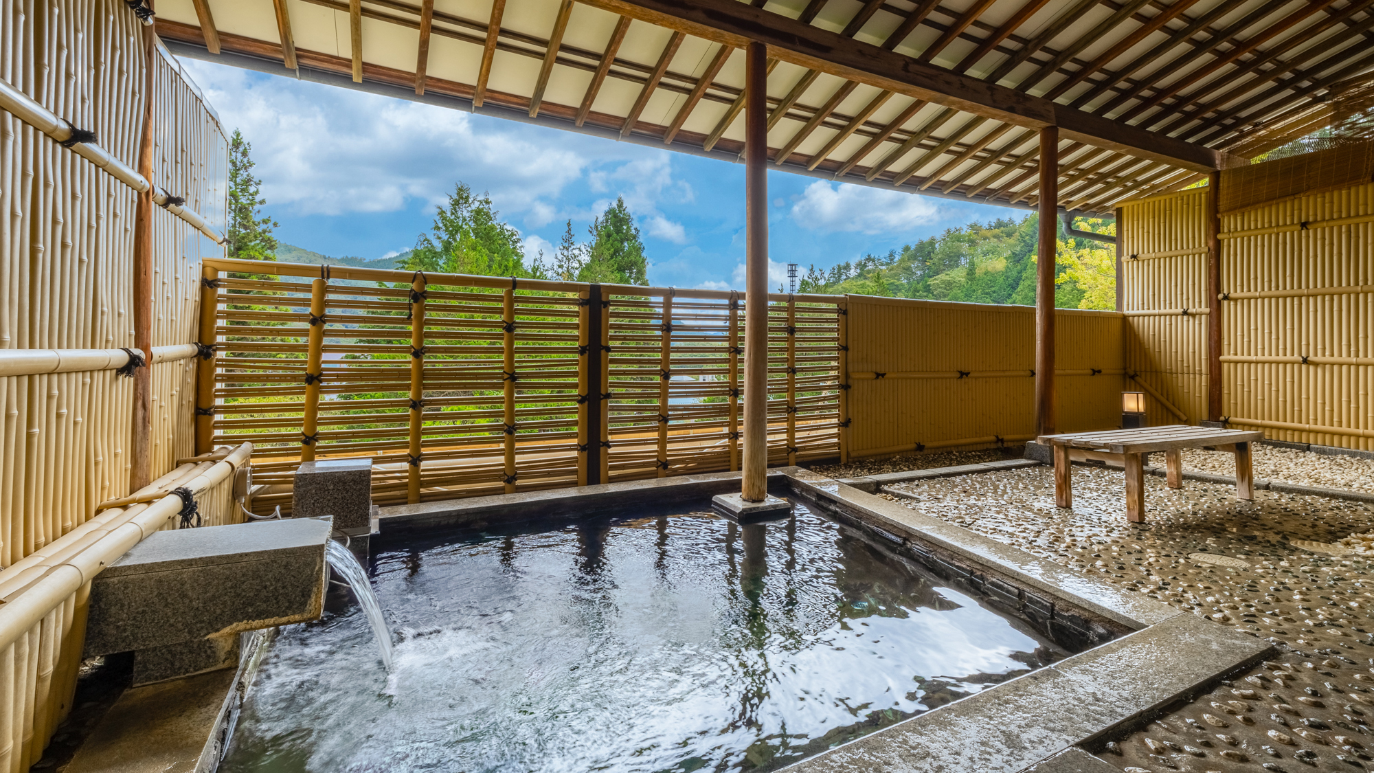 【貸切露天風呂】クチコミ好評！夜は星、朝は広がる空を見渡す開放感あふれる空間は、24時間利用可能