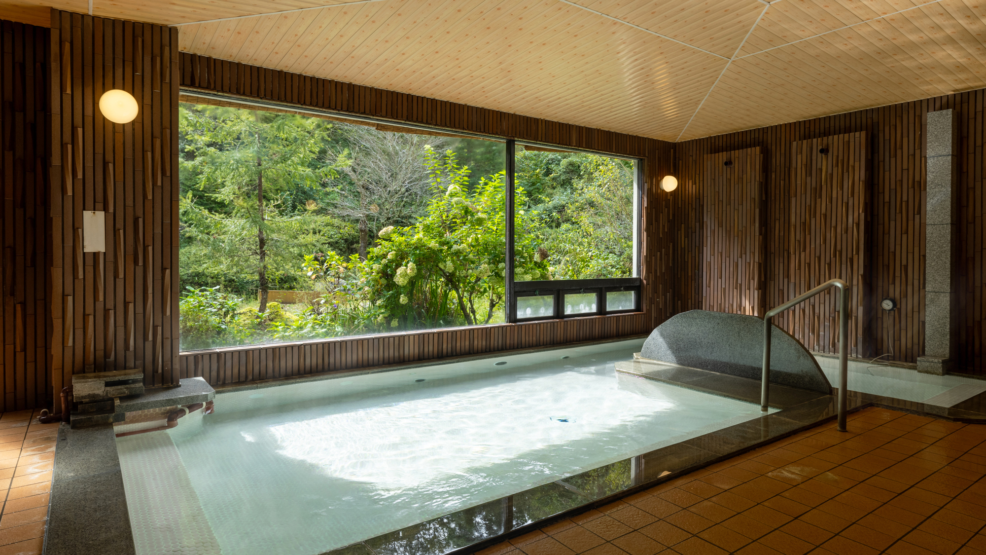 【男性大浴場‐内湯】光が明るく差す広々とした空間で、昼神温泉の上質な湯にひたる時間