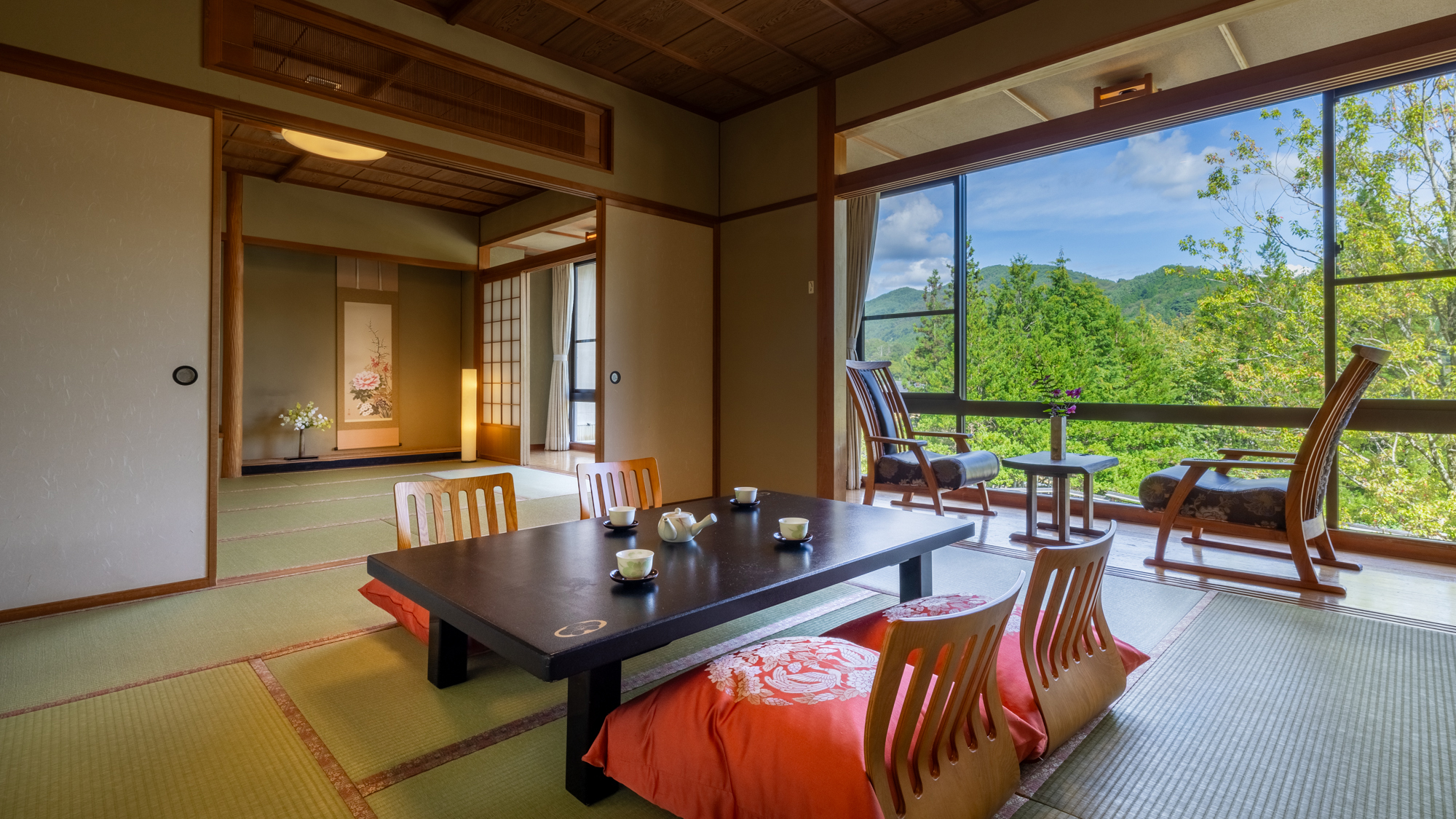 【花車：和室二間】ご家族・グループに最適な広さ。貸切風呂が近く、温泉を何度も楽しみたい方におすすめ♪