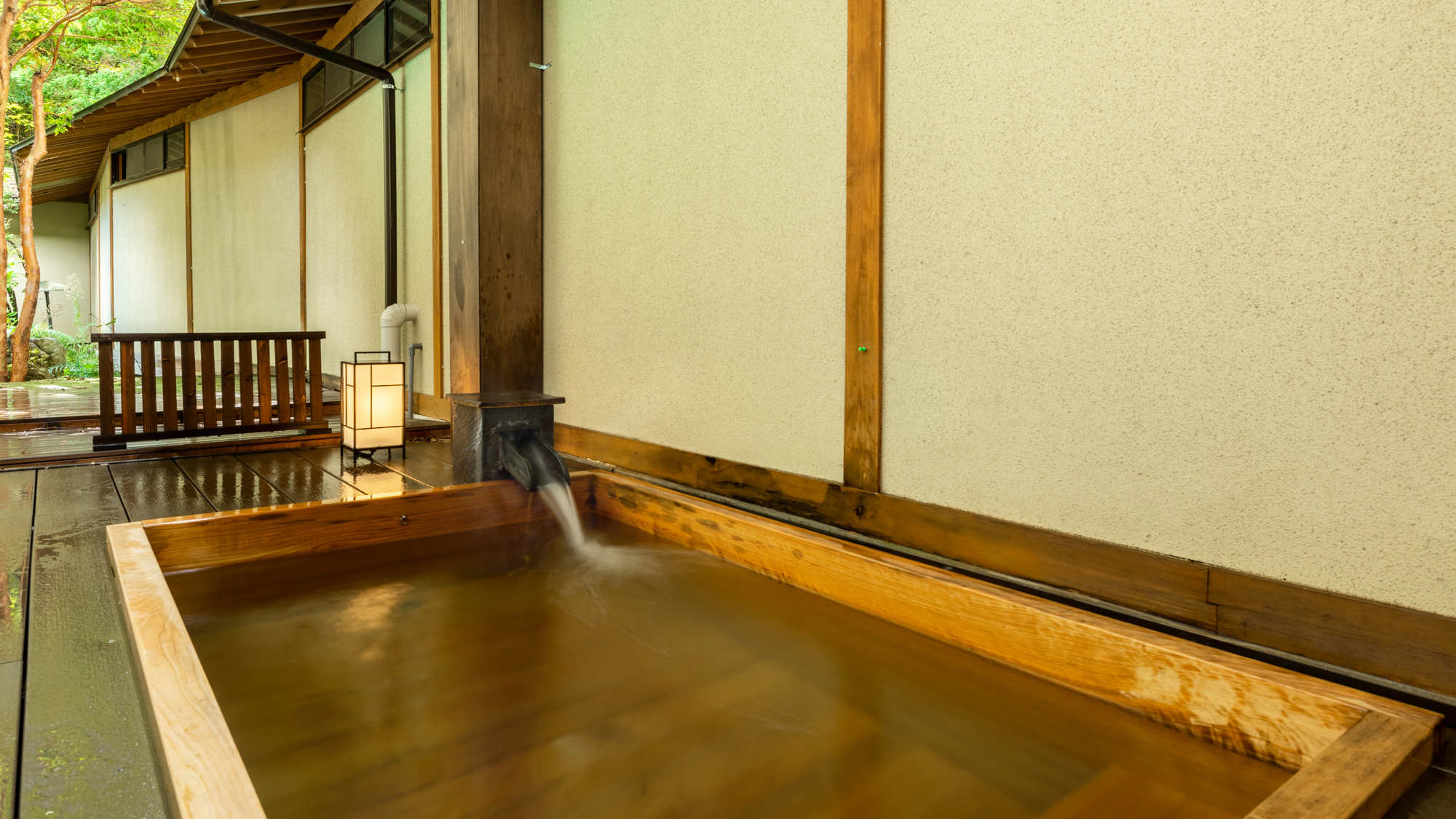 【女性大浴場‐露天風呂】四季折々に変わる風景とともに、ゆったりと温泉を楽しむひととき。