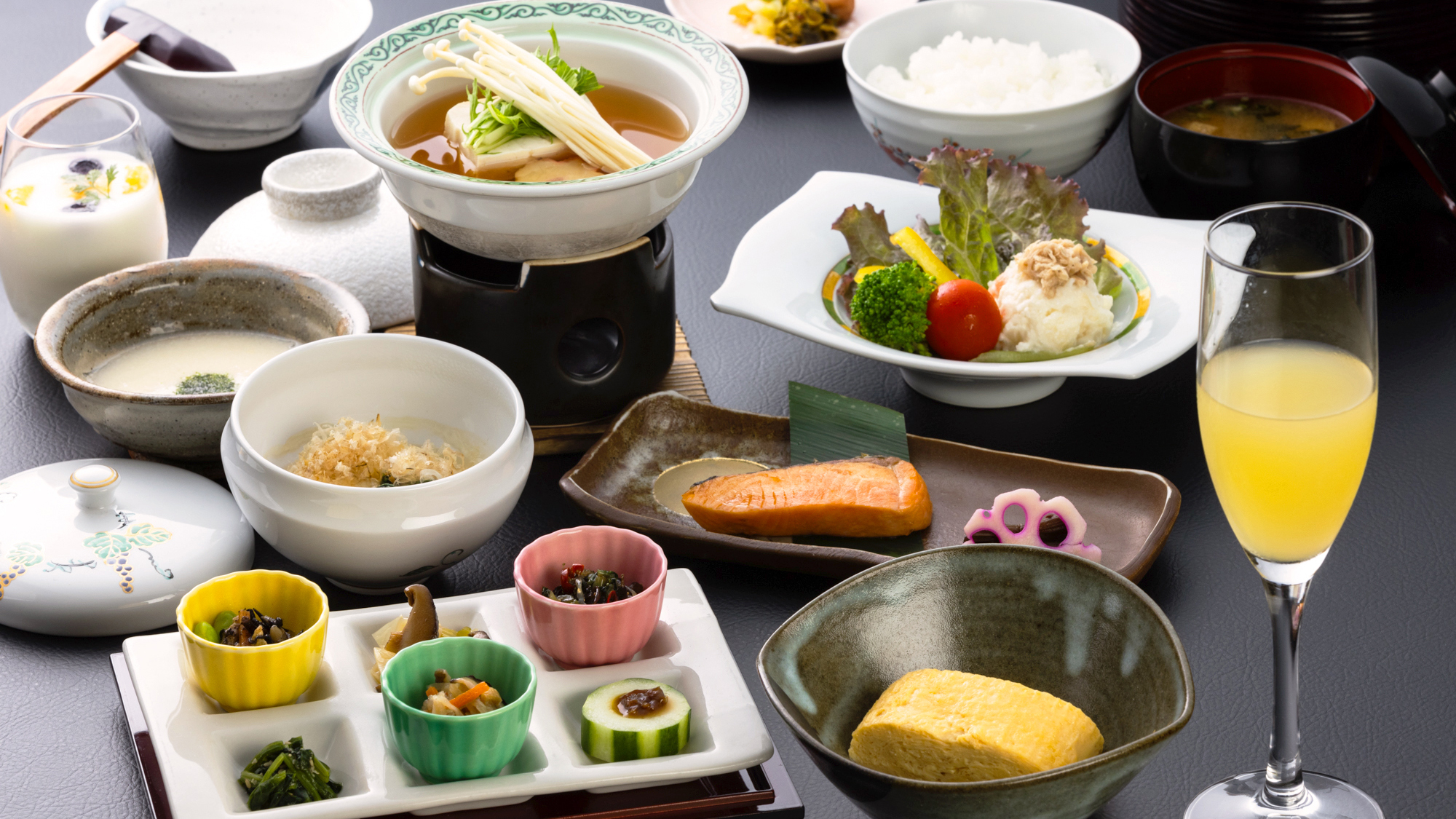 【朝食】はじまりの「信州りんごのジュース」をはじめ、地元食材をたっぷり使用したこだわり和食膳