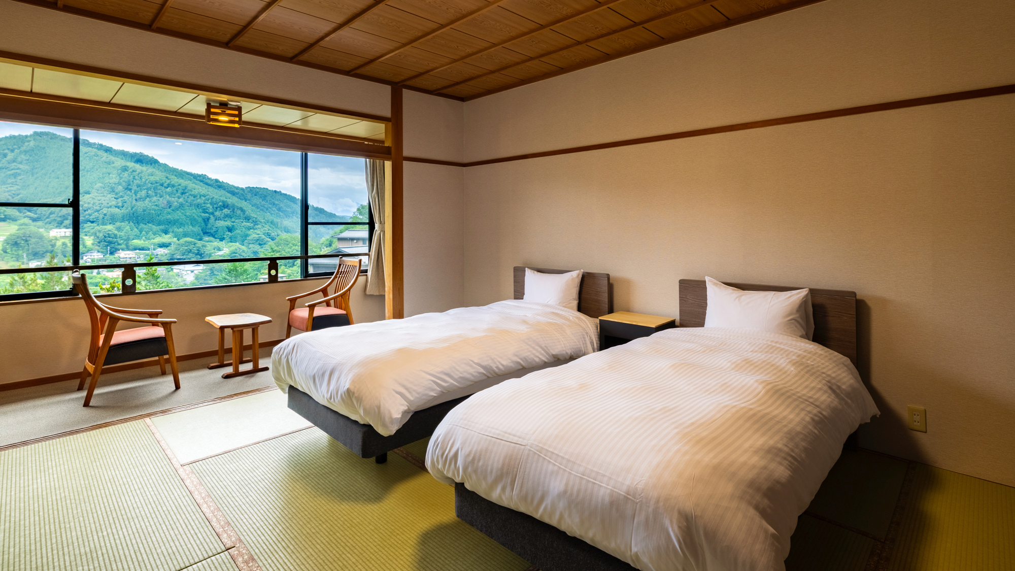 ●【和ベッドルーム‐温泉街ビュー】快適なベッドで、心地よい眠りをご提供します。