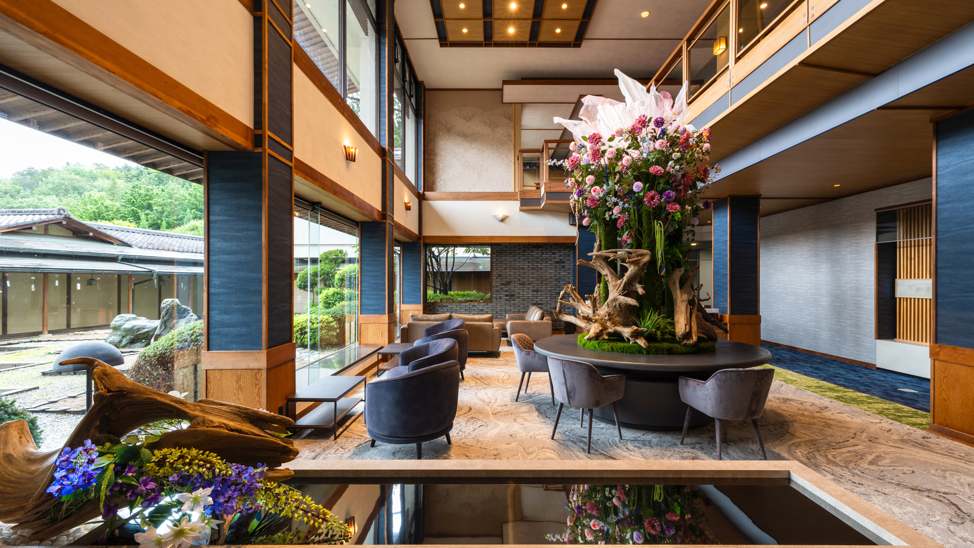 【ロビー】大きな窓からは、庭園がご覧いただけます。