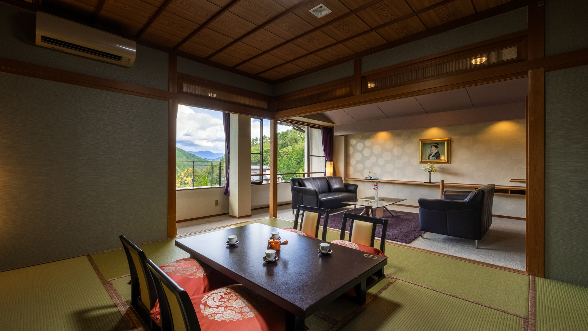 【最上階特別室：和洋室】ソファで会話を楽しみ、夜は和室でほっこりと心安らぐ休息を。