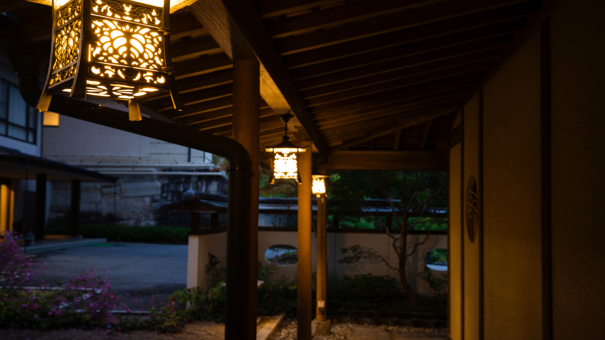 館内は、どこか懐かしく心地よい和の設え。