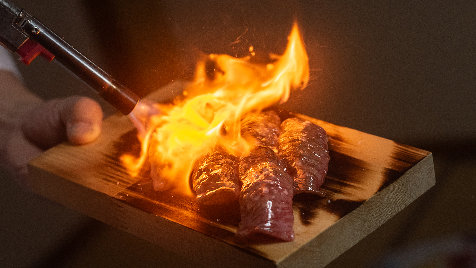 サッと炙ればしたたる甘い脂がおくちの中でとろける♪【信州牛にぎり】