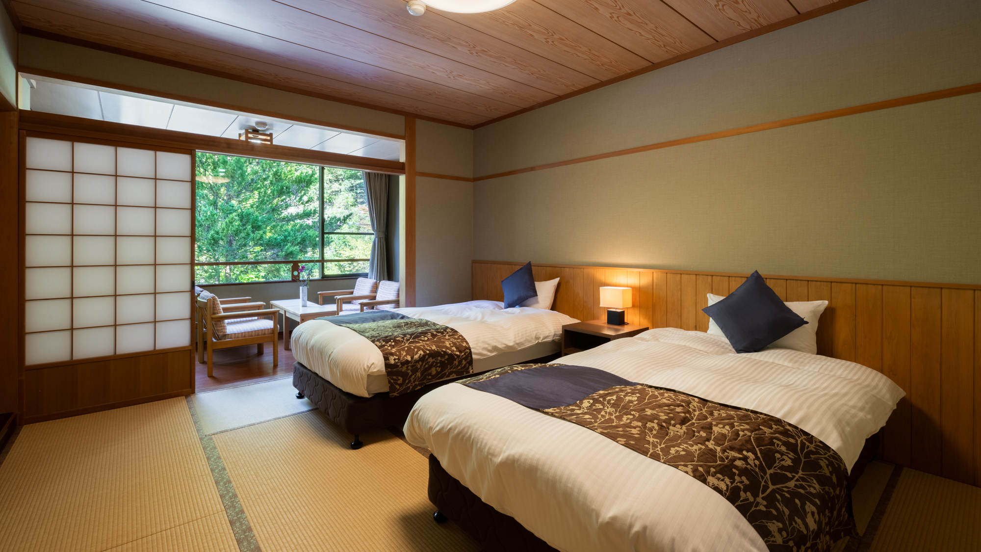 【和ベッドルーム‐山景】広々セミダブルベッドで、快適な眠りをご提供します。