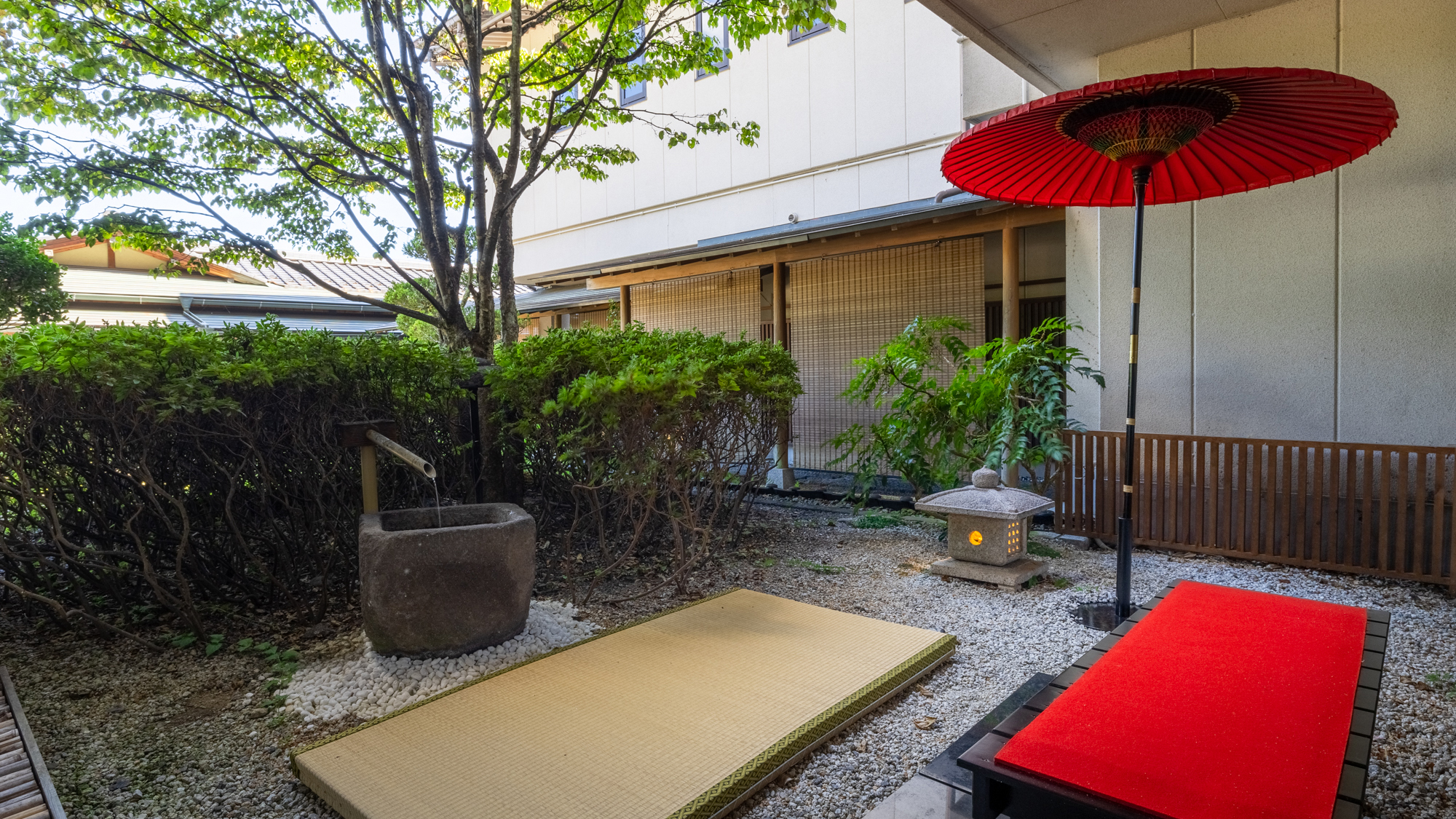 館内は、どこか懐かしく心地よい和の設え。