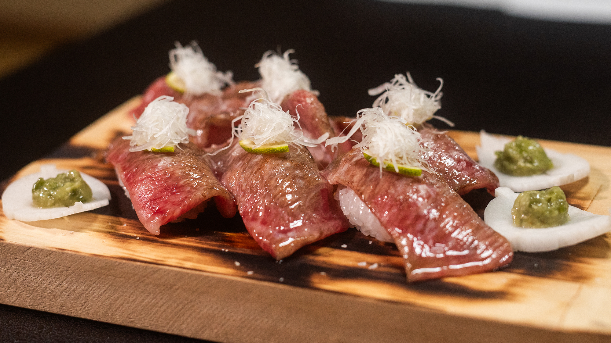 サッと炙ればしたたる甘い脂がおくちの中でとろける♪【信州牛にぎり】