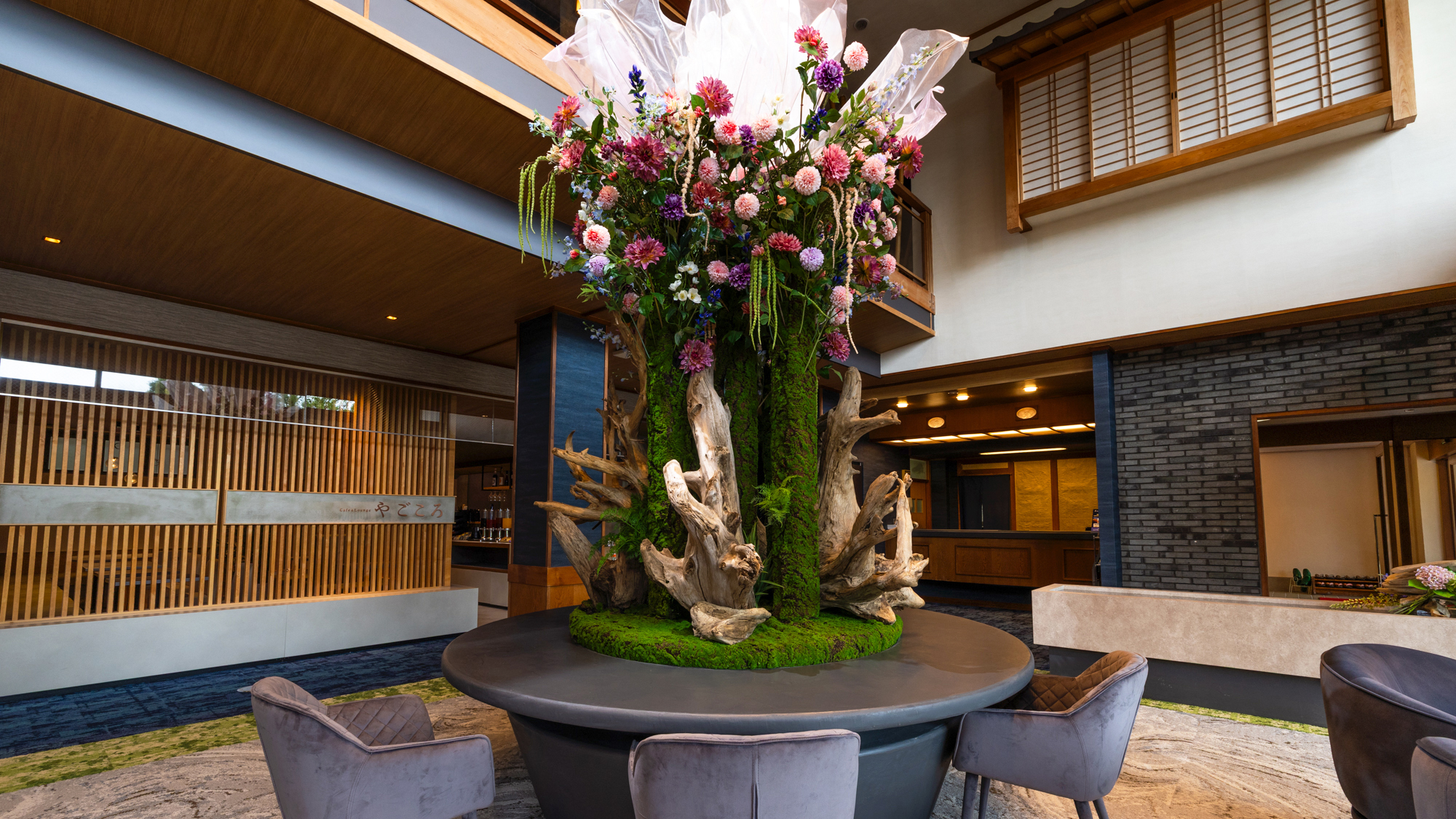 【ロビー】当館の名前を冠した鮮やかな花々のモニュメントが空間を彩ります。
