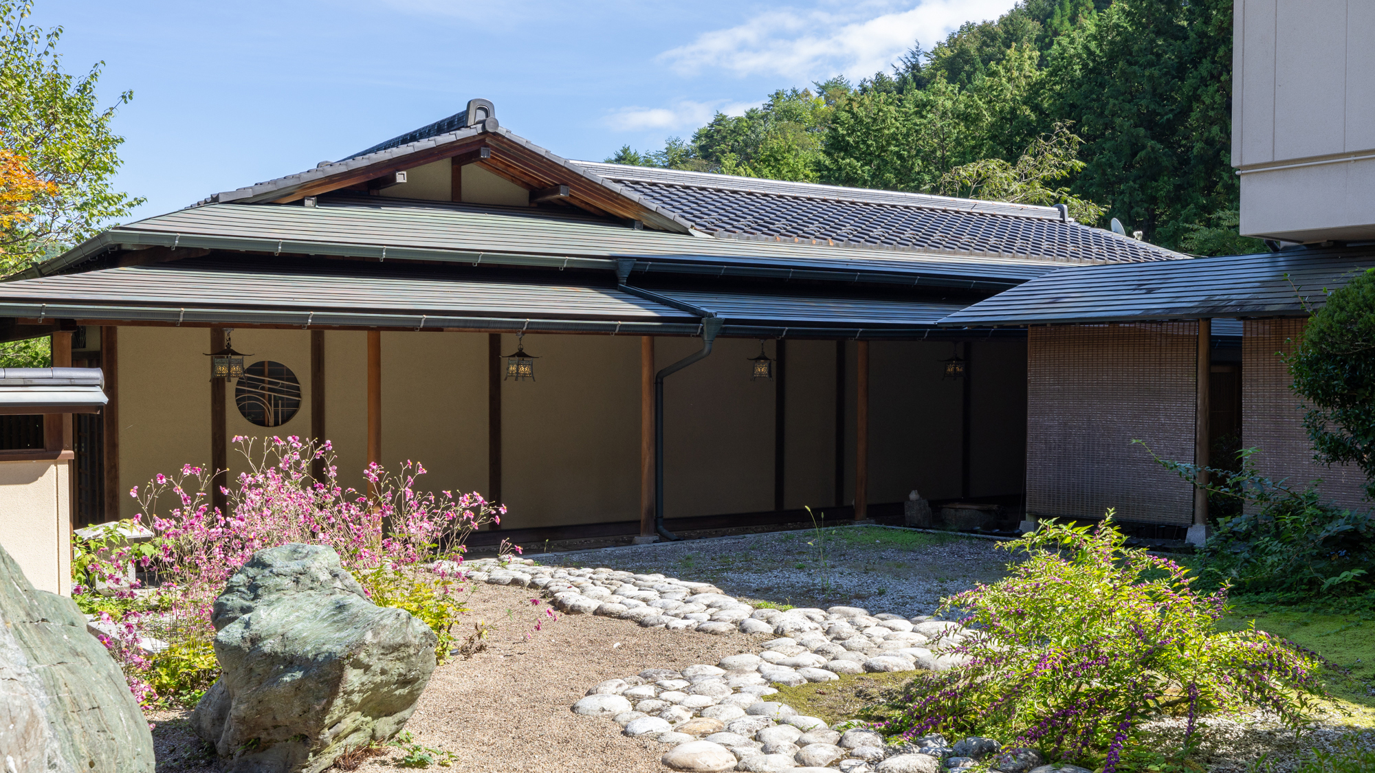 館内は、どこか懐かしく心地よい和の設え。