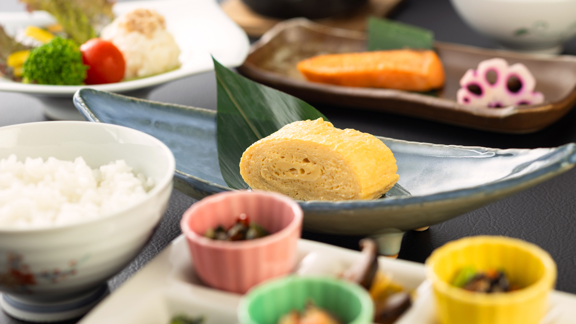 【朝食】はじまりの「信州りんごのジュース」をはじめ、地元食材をたっぷり使用したこだわり和食膳