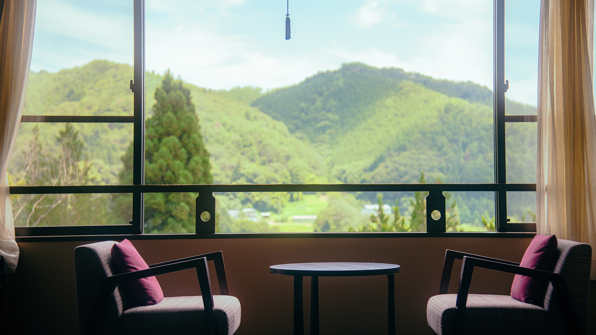 窓からは、四季折々に様々な表情を見せる昼神の景色がご覧いただけます。