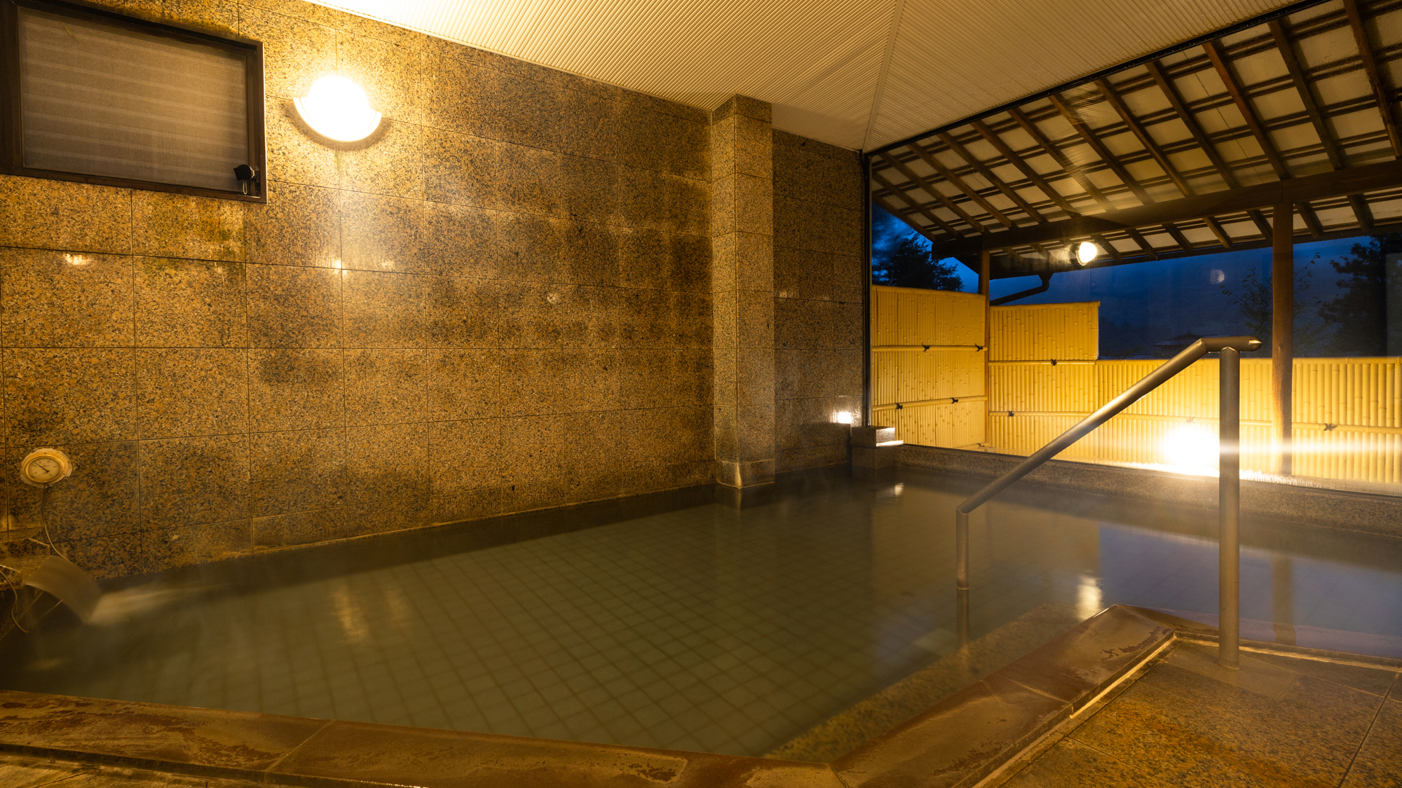 【貸切風呂‐内湯】大浴場にも匹敵する広さ！貸切露天風呂とあわせ、ご家族でも広々ご利用いただけます。