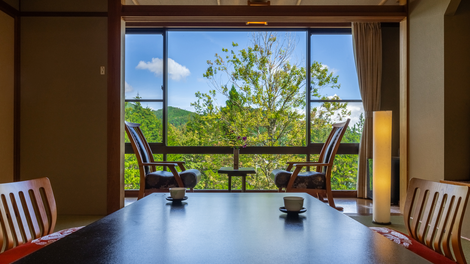 【花車：和室二間】普段の忙しさを忘れるような、ゆったりと進む穏やかな時間と景色が魅力です。