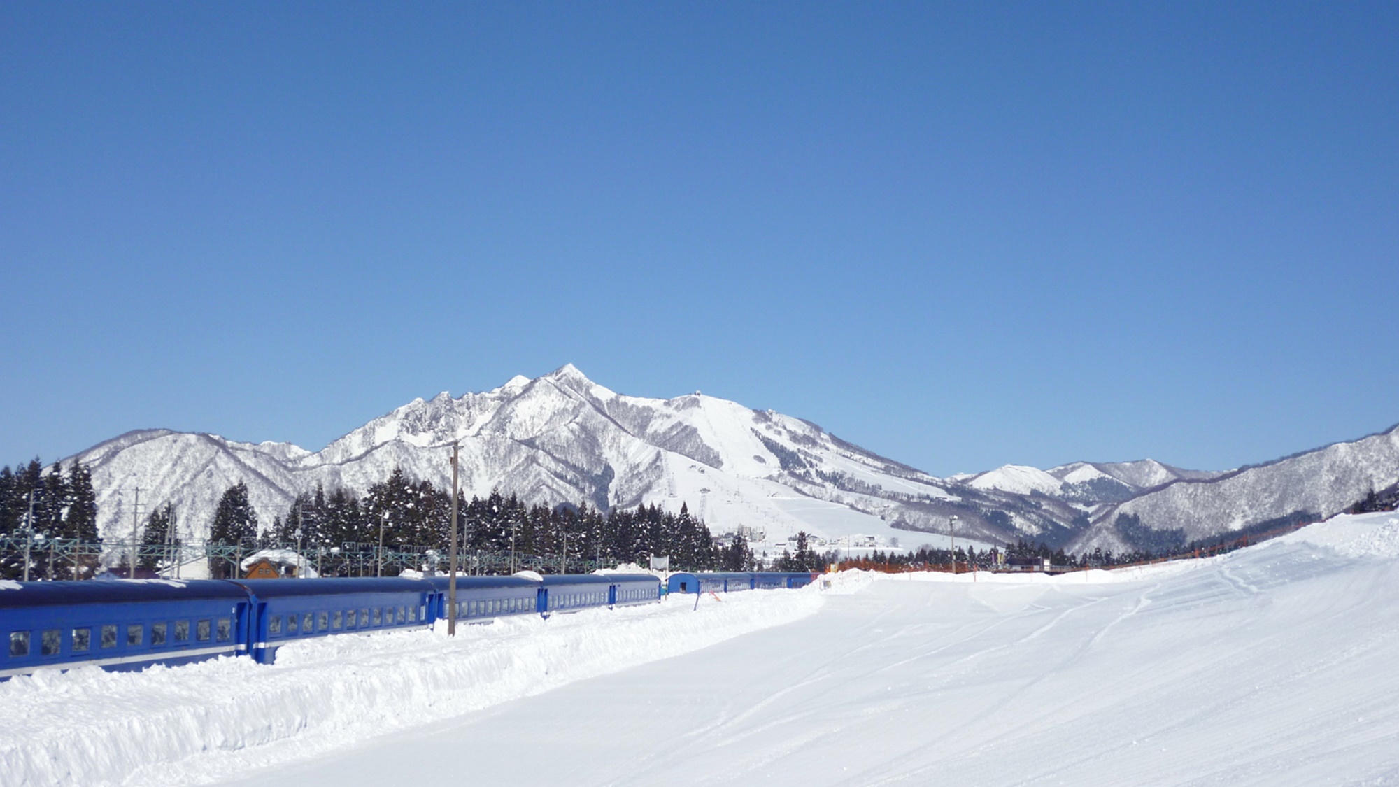 *当館周辺／あたりは一面、真っ白な雪景色です。